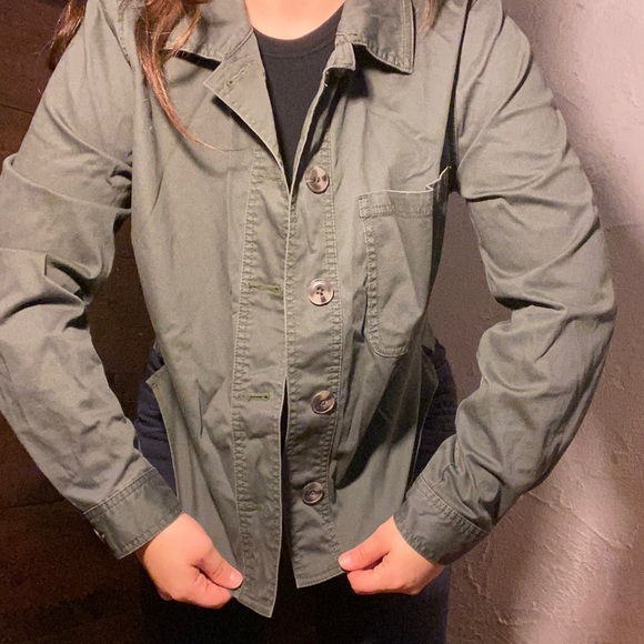 Olive green light weight, cropped shacket - Picture 7 of 7